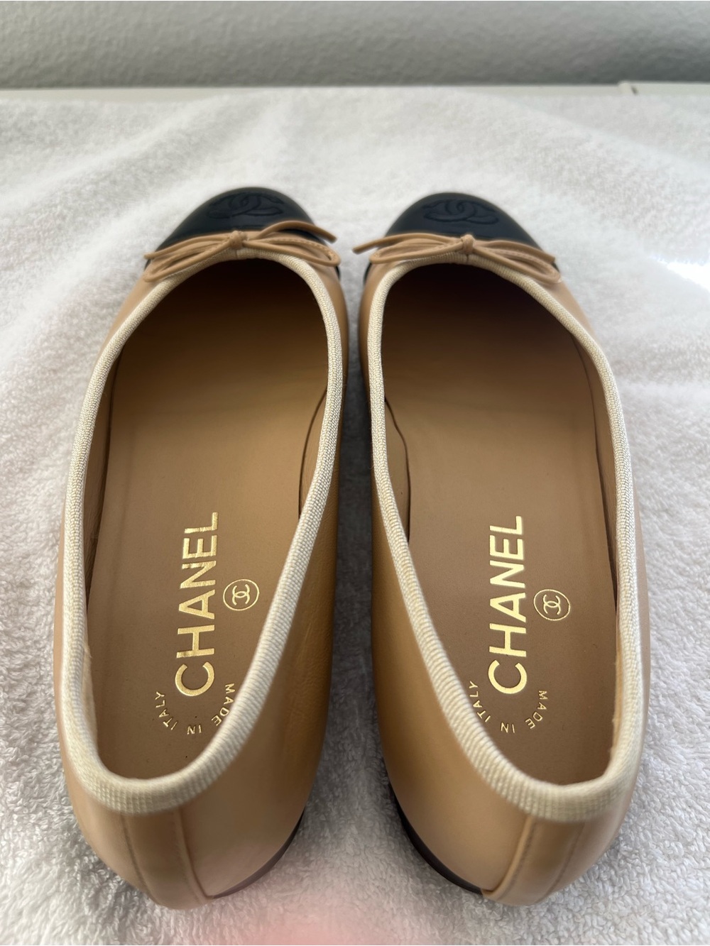 Chanel Beige and Black Cap-Toe Ballet Flats, classic line - Picture 2 of 6